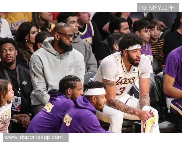 女友现场观战克莱表现失常末节未上场仅得8分失误2次令人失望 女友现场观战克莱表现失常末节未上场仅得8分失误2次令人失望