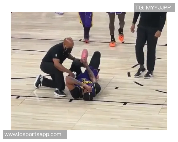 浓眉首节疑似崴脚退场4分4篮板1抢断望无大碍 浓眉首节疑似崴脚退场4分4篮板1抢断望无大碍